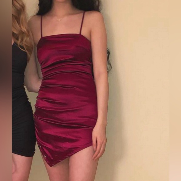 Women’s red satin Fashion Nova dress - Picture 4 of 4